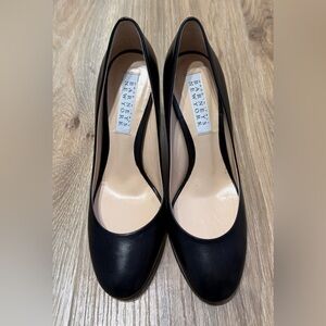 Barneys New York Made in Italy Black Leather Pumps